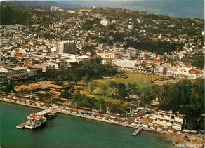 Cartoline: Martinique - Fort de France - Vue aérienne de la Place de la Savanne - immeubles - architecture - CP